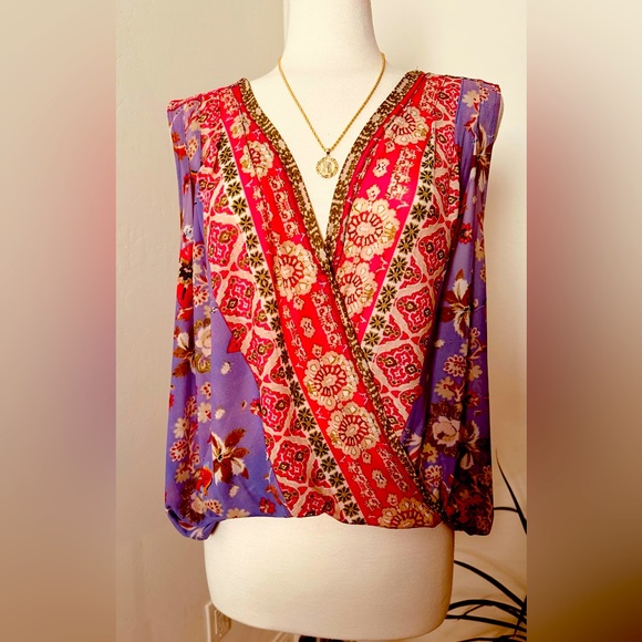 Beautiful Blouse - Picture 1 of 2